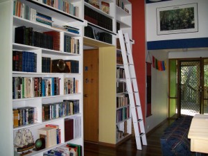 Dùng thang nhôm trong thư viện sách gia đình