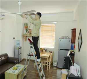 Sửa chữa quạt trần tại nhà với thang nhôm