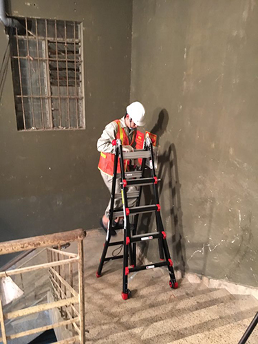 Sử dụng thang nhôm thay thế giàn giáo trong xây dựng